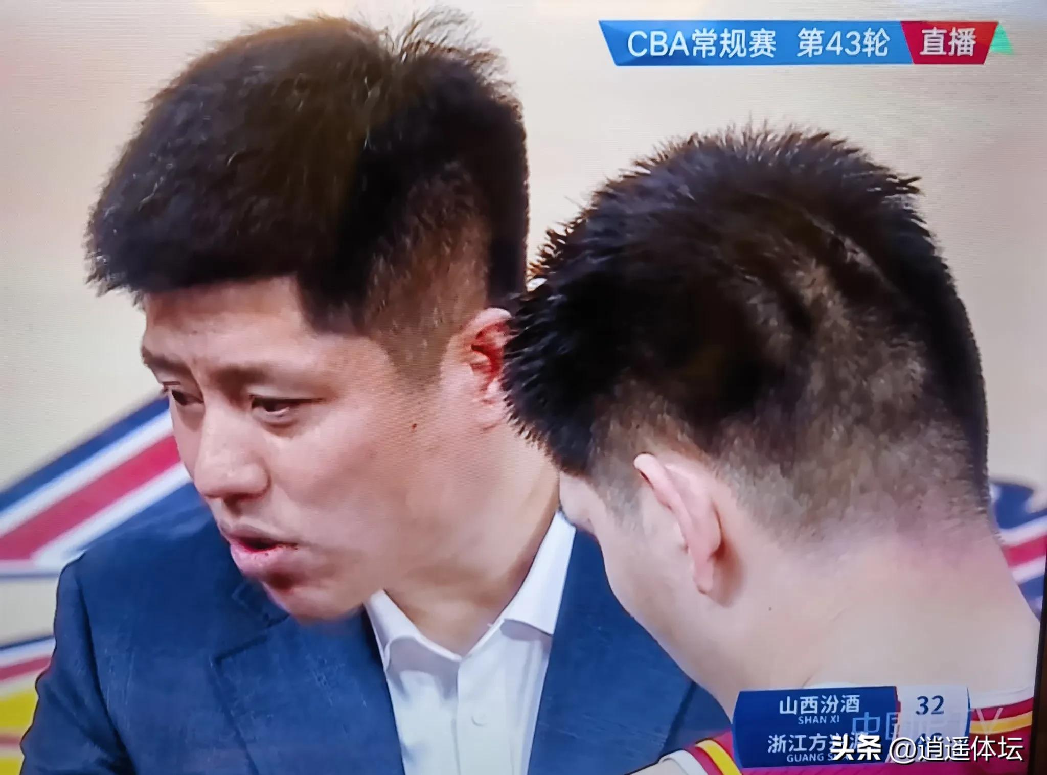 队员意外伤退，球队不畏强敌坚持比赛取胜
