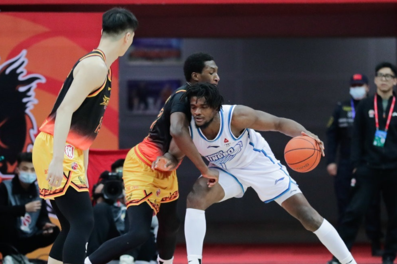 福州队在激战中突围，获得胜利宝座