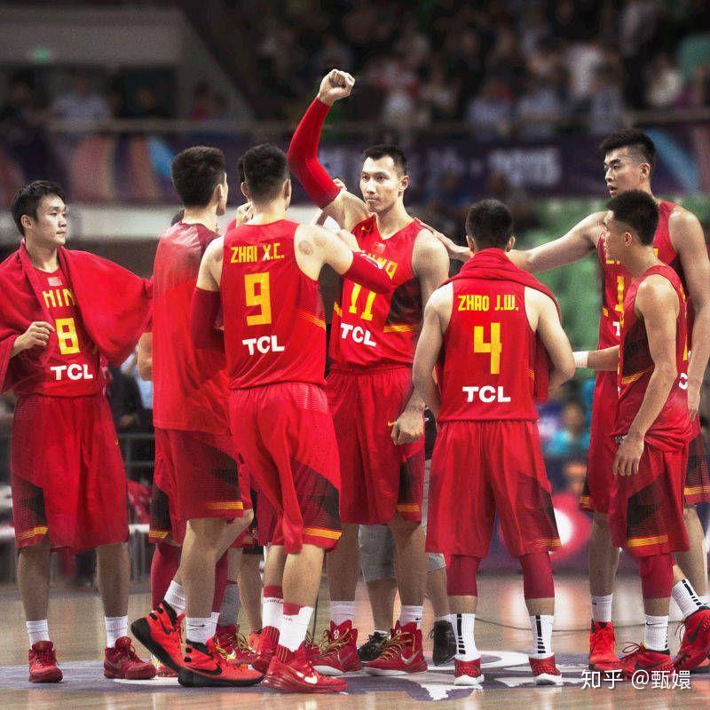 红队与绿队在球场上搏斗比分胶着紧张 红队与绿队在球场上搏斗比分胶着紧张