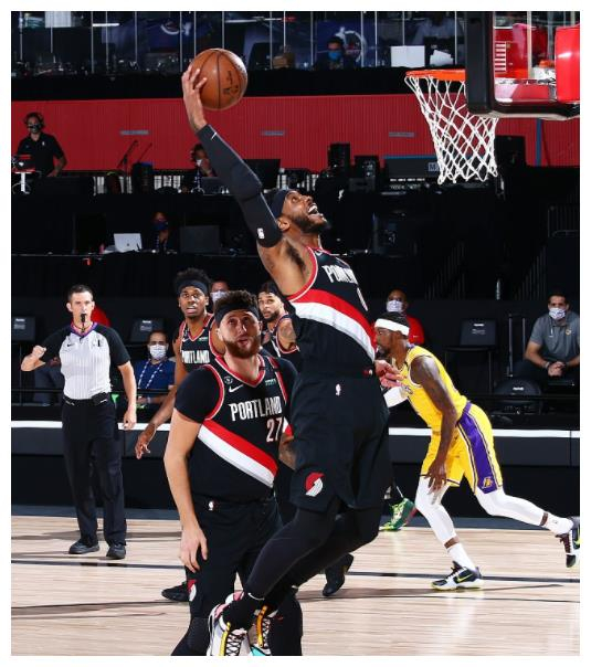 上海队鏖战浙江队，浓眉哥带队取胜